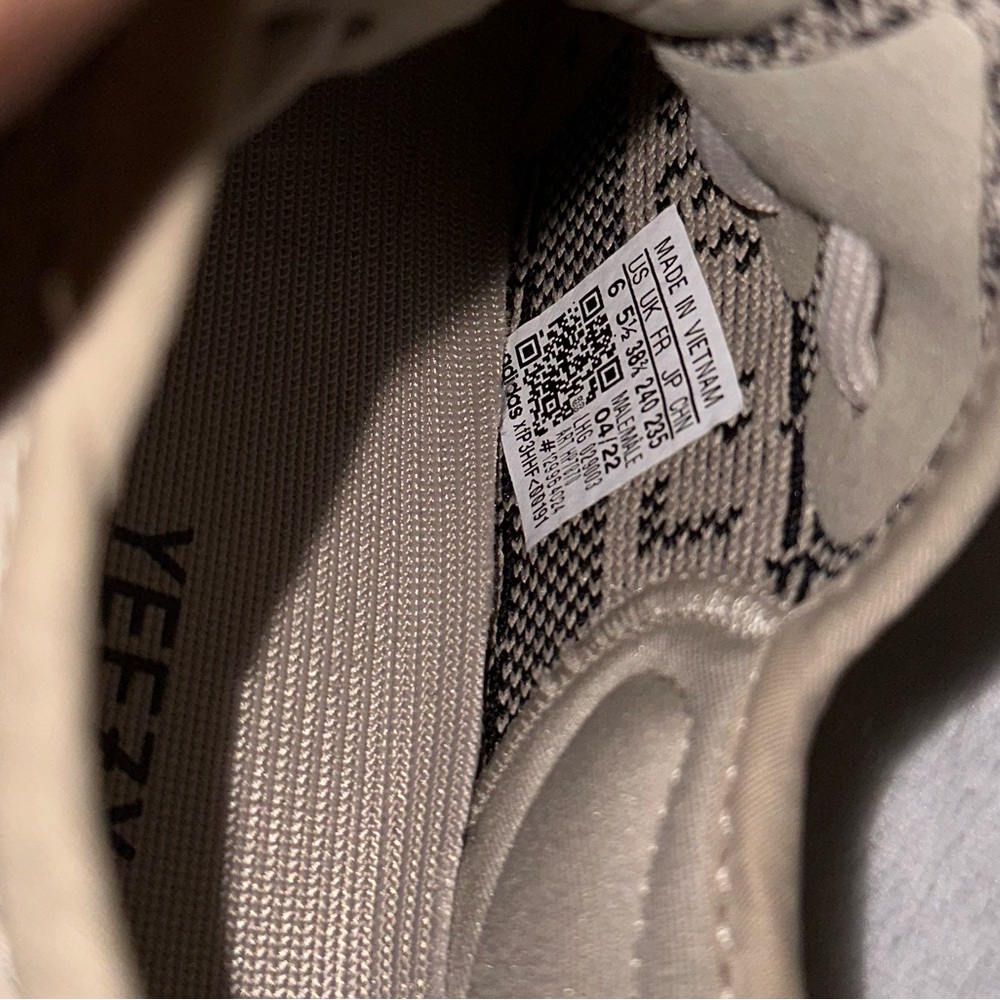 YEEZY size 6 - Picture 4 of 5